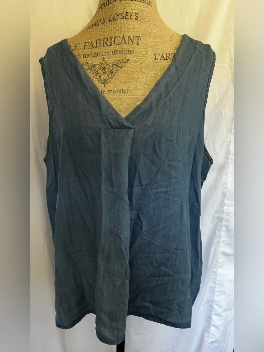 Time and Tru Women’s V Neck Sleeveless Blouse in Light Blue Denim Sz XXL/20